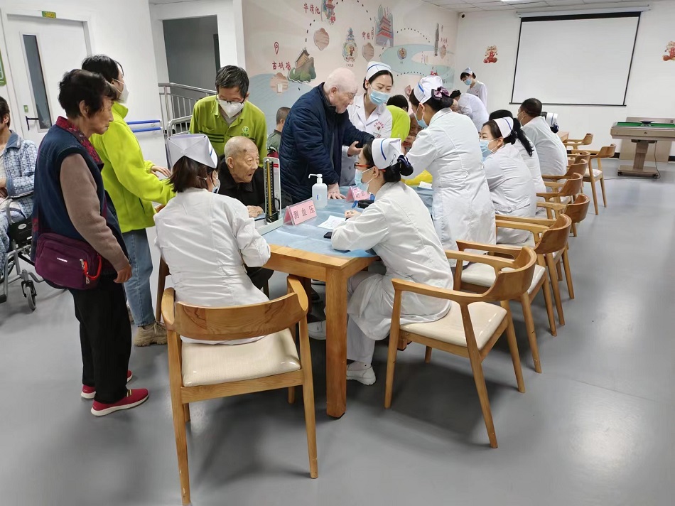 20230510/645b36e0a4162.jpg 【护士节系列活动】陕西地矿医院走进福寿康养老服务中心开展义诊活动.jpg